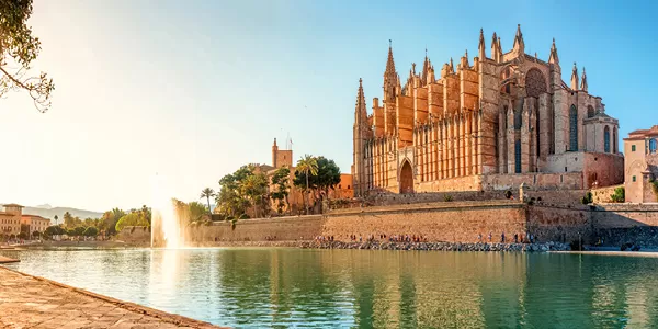 Kathedrale La Seu in Palma de Mallorca am Wasser mit Springbrunnen im Vordergrund