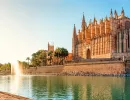 Kathedrale La Seu in Palma de Mallorca am Wasser mit Springbrunnen im Vordergrund