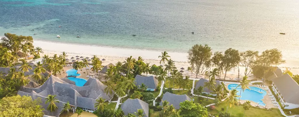 Kiwengwa Beach Resort in Sansibar mit Palmen und Strand unter blauem Himmel