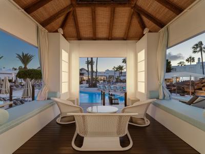 H10 White Suites
