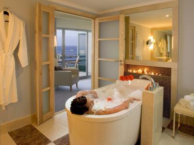 Pestana Carlton Madeira Premium Ocean Resort - Juniorsuite Poolblick