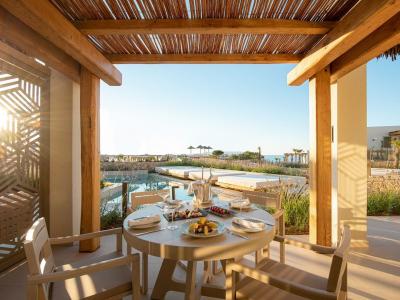 Mitsis Rinela Beach Resort & Spa - Suite Sharing Pool Swim Up