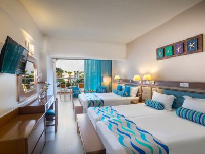 Cavo Maris Beach Hotel - Familienzimmer Meerblick