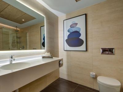 Doubletree by Hilton Malta - Queen Guest Room (QGR)
