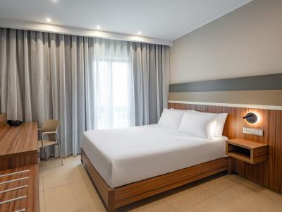 Doubletree by Hilton Malta - Queen Guest Room (QGR)