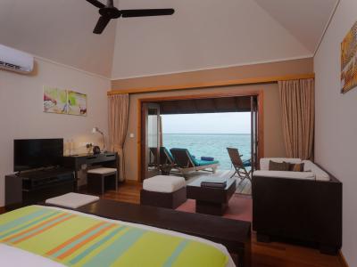 Veligandu Island Resort & Spa - Jacuzzi Wasser Villa