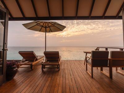 Veligandu Island Resort & Spa - Ocean Villa Sunset