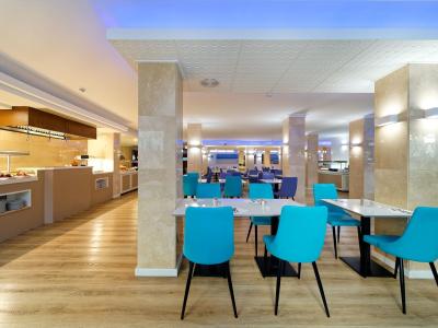 R2 Veronica Beach Hotel