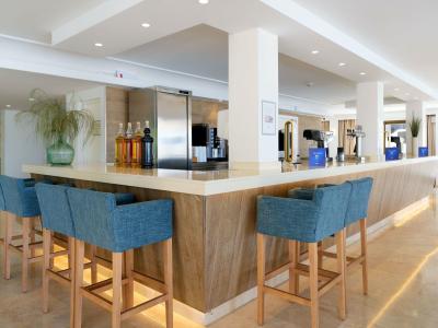 R2 Veronica Beach Hotel
