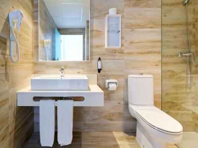 R2 Veronica Beach Hotel - Doppelzimmer seitlicher Meerblick