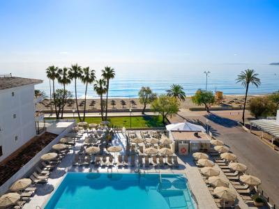R2 Veronica Beach Hotel