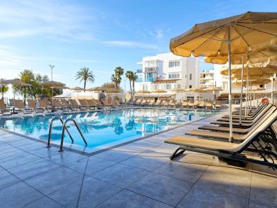 R2 Veronica Beach Hotel