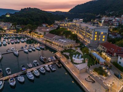 Lazure Hotel & Marina