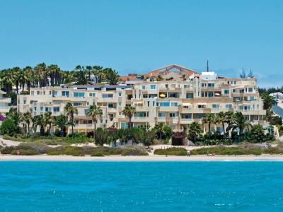 Das R2 Maryvent Beach**** auf Fuerteventura liegt direkt am Strand der Costa Calma. Die Appartementanlage gehört zu den vier beliebtesten Hotels in ganz Spanien und ist dafür mit dem HolidayCheck Award 2024 ausgezeichnet worden.