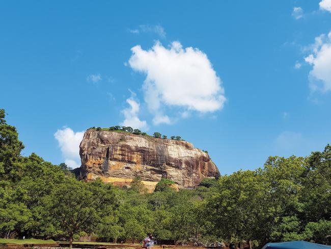 Der Sigiriya-Felsen liegt im Herzen Sri Lankas – etwa 170 Kilometer nordöstlich der Hauptstadt Colombo. 