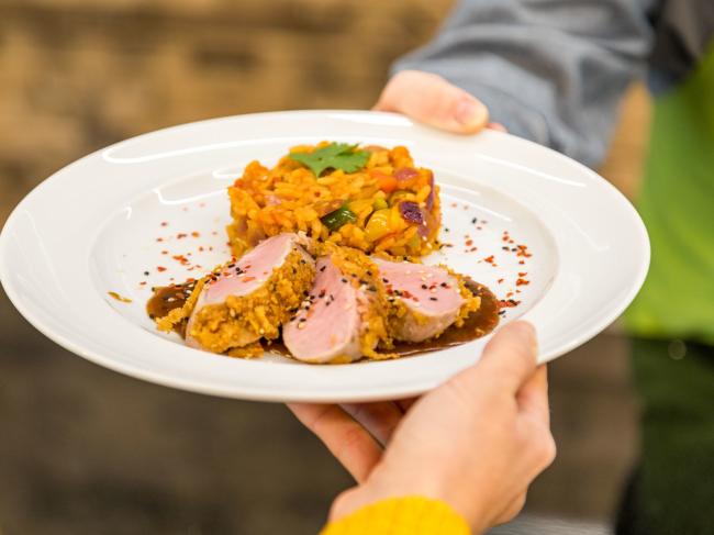 Die Kanaren-Insel Teneriffa ist bekannt für ihre hochwertige Küche. In drei der von schauinsland-reisen angebotenen Hotels gibt es insgesamt fünf Restaurants, die mit Sternen des renommierten Guide Michelin ausgezeichnet wurden.